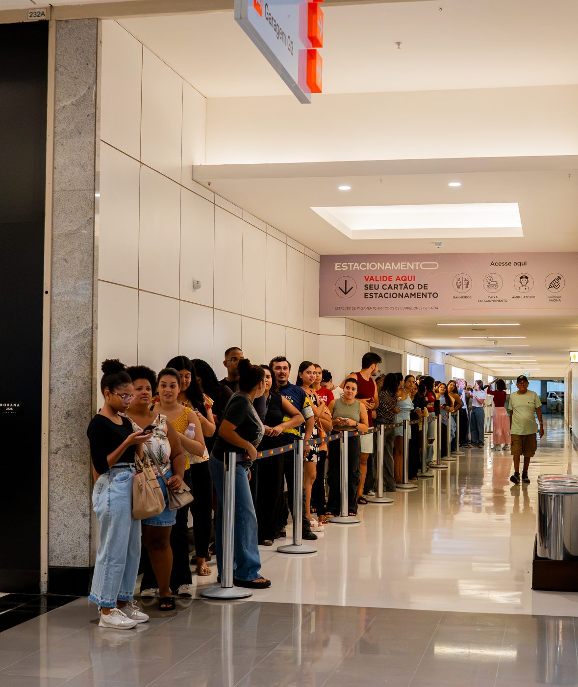 Fila de clientes na inauguração do quiosque Makeup PRO no Shopping Midway Mall